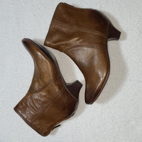 Frye Shoes - FRYE Steffi Zip Short Ankle Booties Size 7.5